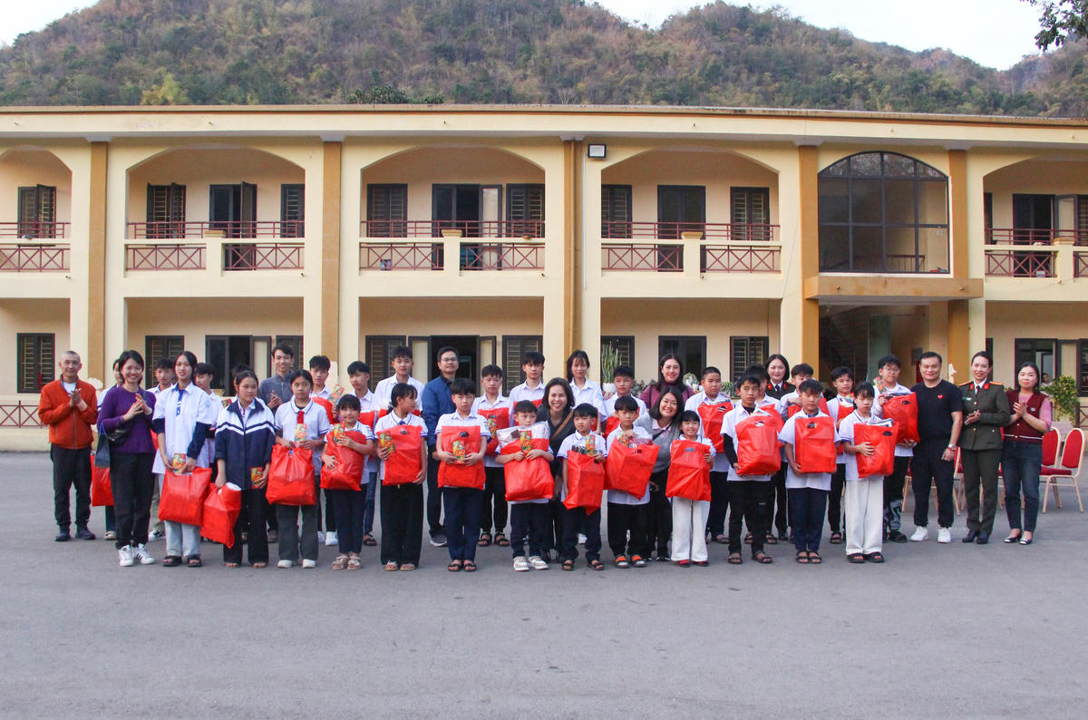 Đoàn tặng quà cho các cháu đang được Công an tỉnh Sơn La chăm sóc, nuôi dưỡng.