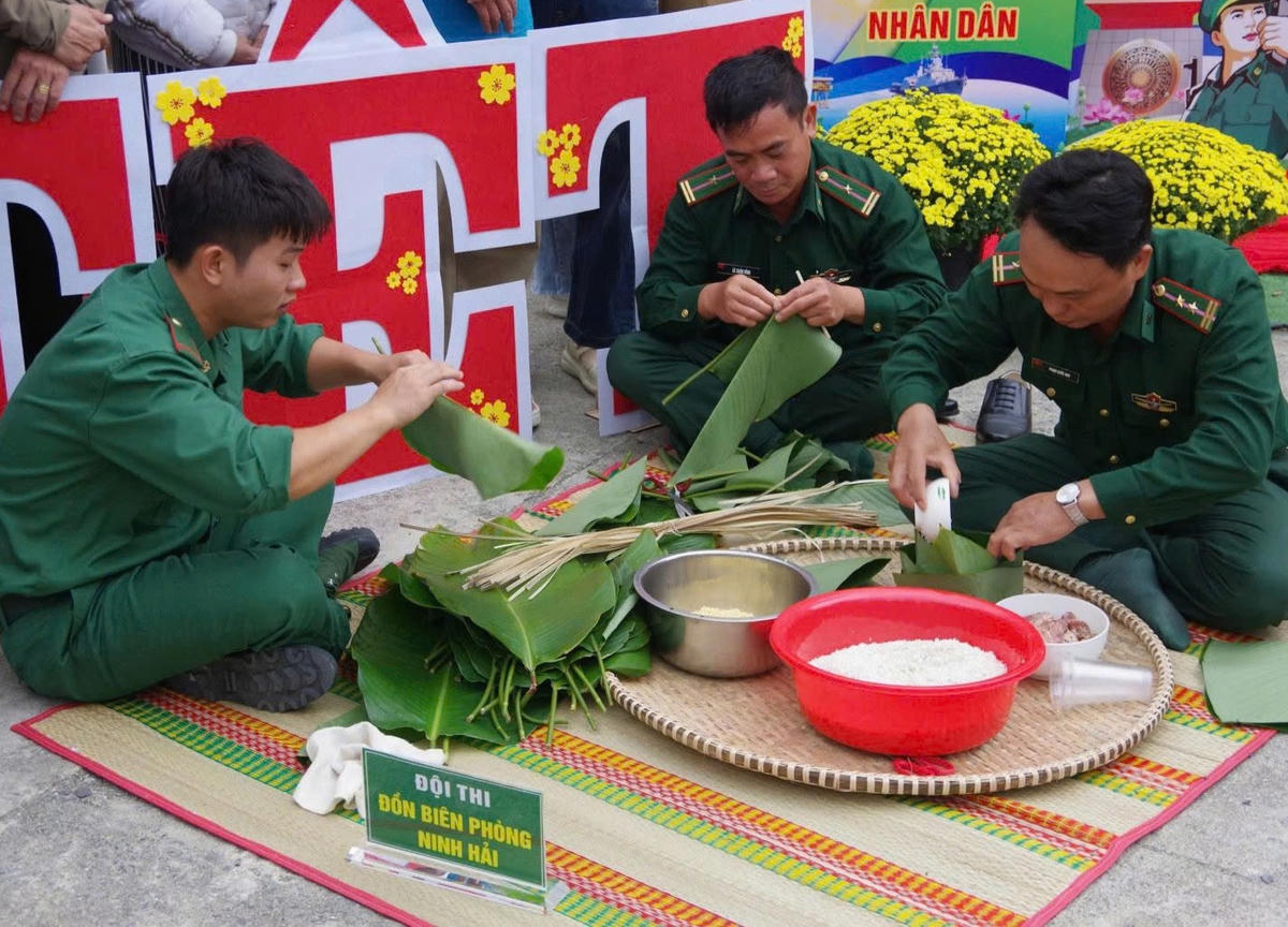 Tham gia thi gói bánh chưng tại chương trình “Xuân Biên phòng ấm lòng dân bản”. (ảnh X.H)
