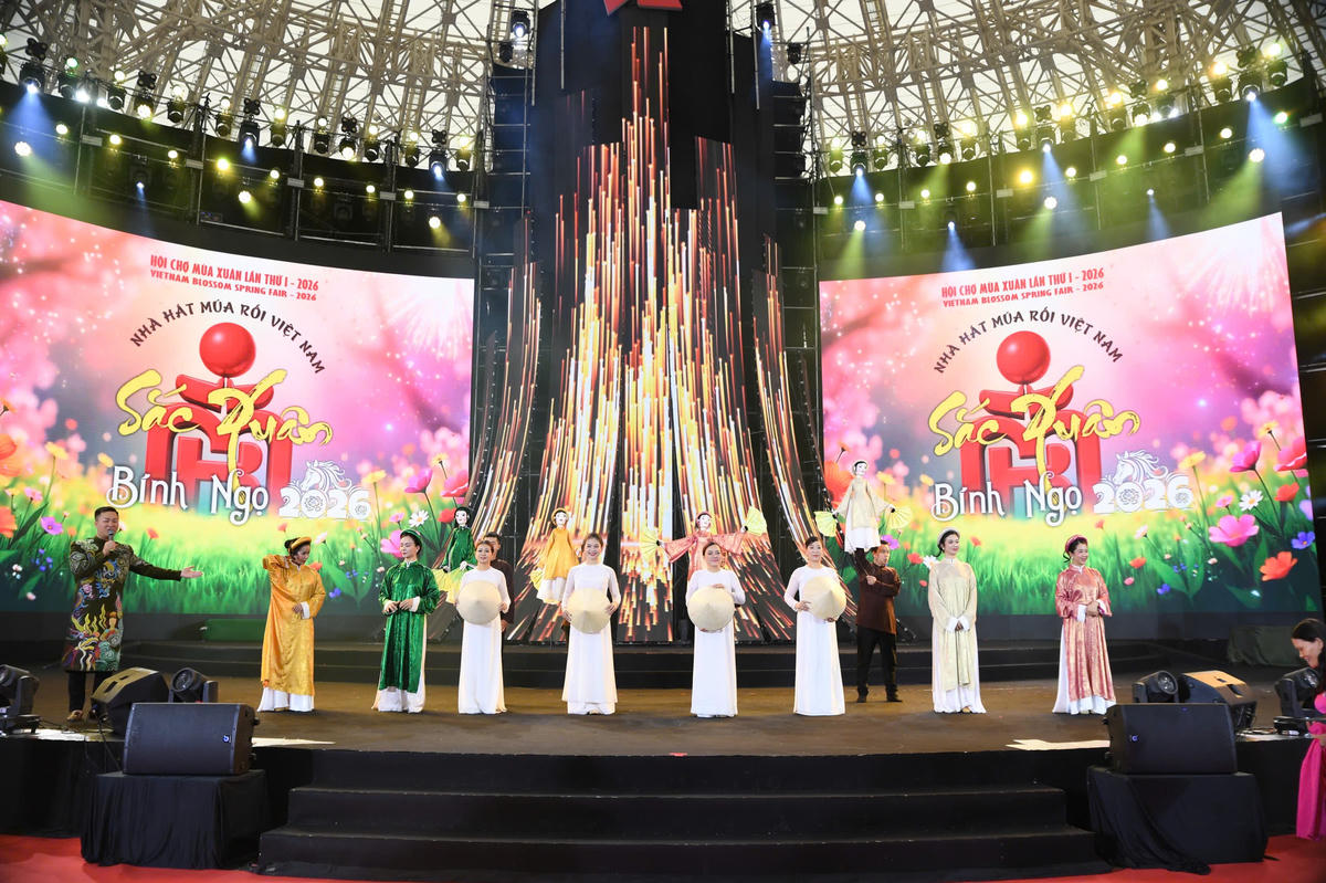 Không gian sân khấu múa rối cạn rực rỡ sắc xuân. Ảnh: Phạm Sỹ.