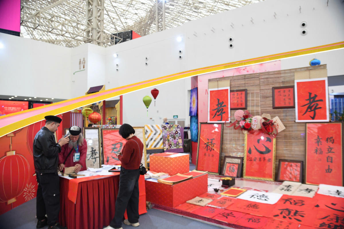 Không gian xin chữ rực sắc đỏ. Ảnh: Phạm Sỹ.