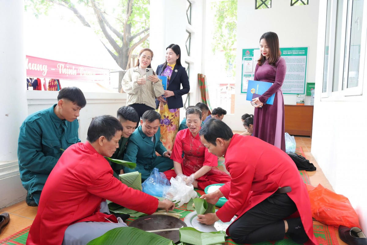 Các đoàn viên Công đoàn tham gia thi gói bánh chưng tại Chương trình" Tết Sum vầy - Xuân ơn Đảng.&nbsp;