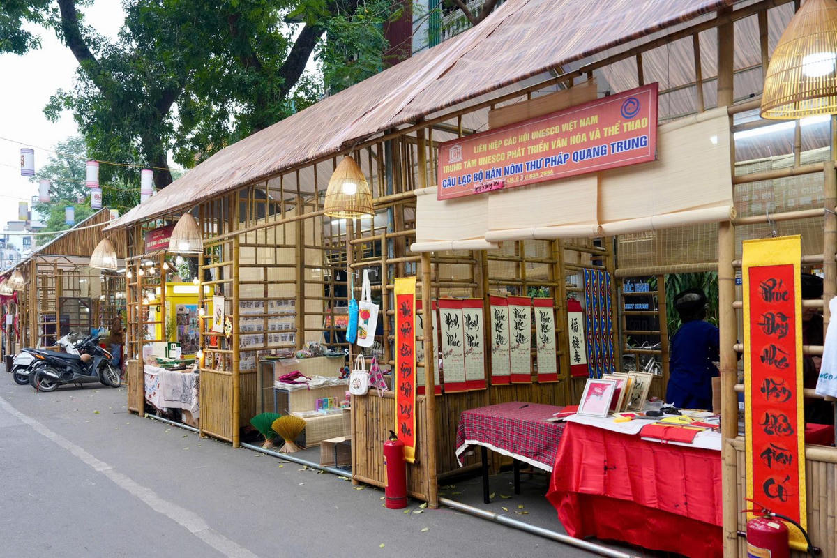 Các gian hàng truyền thống trên các tuyến phố cổ. Ảnh: Quỳnh Anh