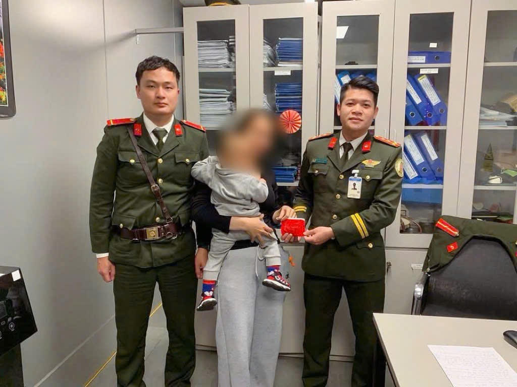 Lực lượng chức năng trao trả tài sản cho chị H.T.L. Ảnh: P.B.