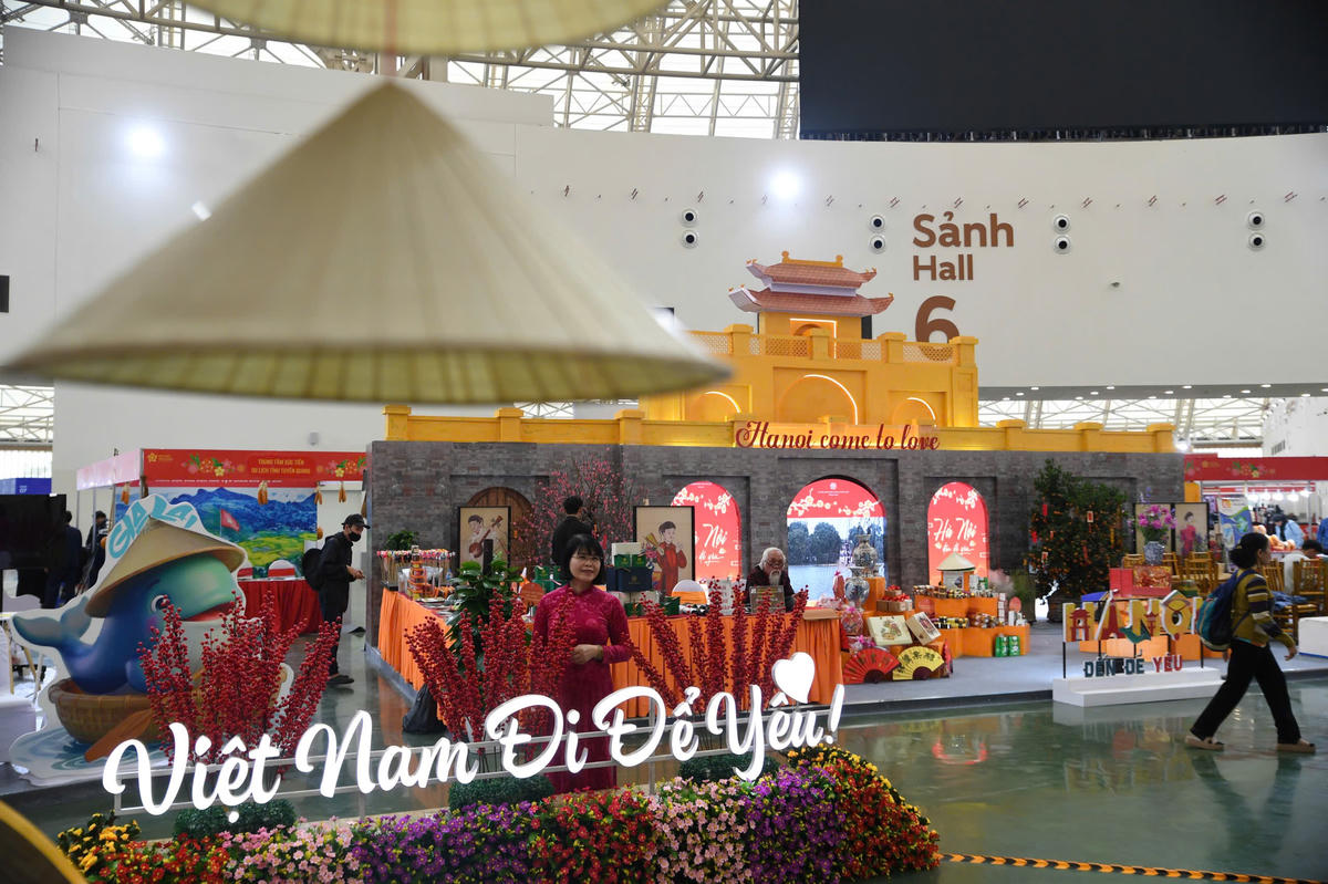 Không gian "Tết Sum vầy” còn là nơi trưng bày, giới thiệu, tôn vinh sản phẩm thủ công mỹ nghệ, làng nghề truyền thống. Ảnh: Phạm Sỹ.. 