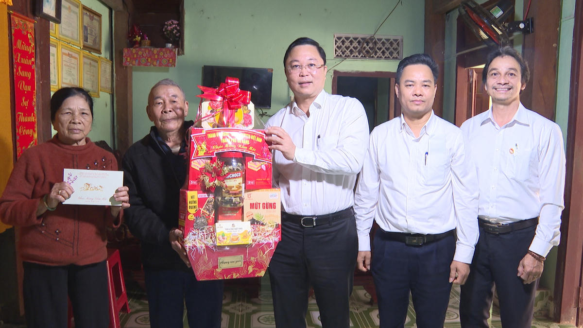 Chủ tịch Ủy ban MTTQ Việt Nam TP Đà Nẵng Lê Trí Thanh thăm, tặng quà gia đình chính sách tại xã Trà Tân. Ảnh: CV.