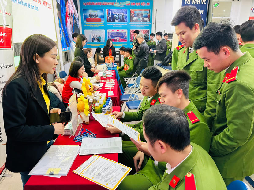 Theo Ban Tổ chức, chương trình năm nay có sự tham gia của 41 đơn vị, DN, cơ sở đào tạo và xuất khẩu lao động, với tổng nhu cầu tuyển dụng, tuyển sinh và xuất khẩu lao động gần 2.000 chỉ tiêu.