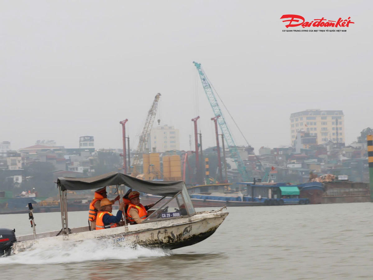 Cảnh sát đường thuỷ và lực lượng chức năng tuần tra khu vực các công trình thi công trên sông Hồng.