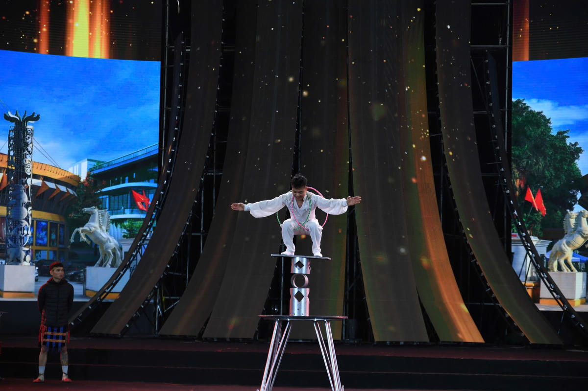 Nghệ sĩ chinh phục con lăn trong những động tác giữ thăng bằng chuẩn xác, từng nhịp chuyển động uyển chuyển và đầy thử thách, thể hiện bản lĩnh, sự tập trung cao độ và kỹ thuật điêu luyện của nghệ thuật xiếc truyền thống. Ảnh: Phạm Sỹ.
