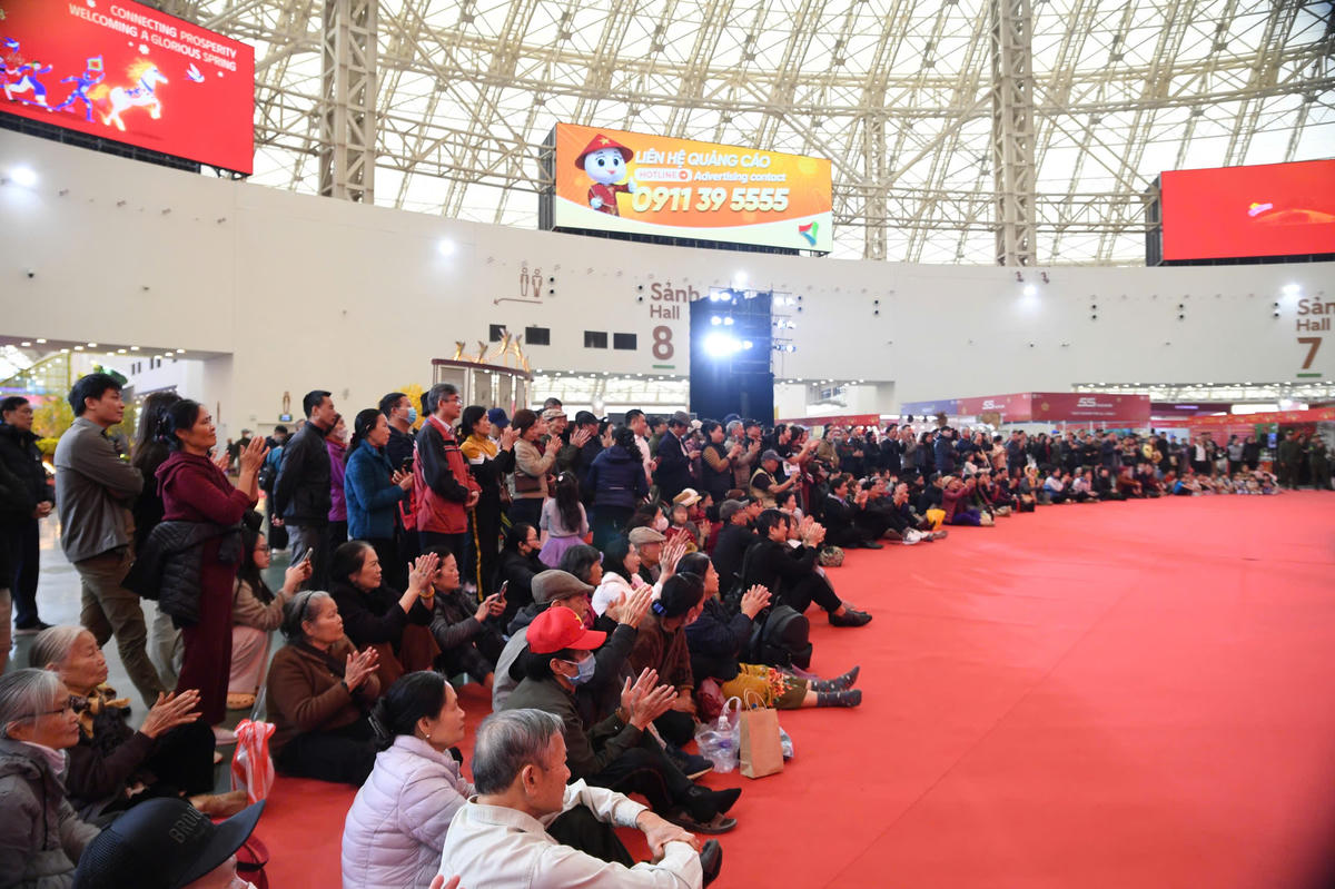 Những tràng pháo tay vang lên không ngớt khi các nghệ sĩ thực hiện các động tác phối hợp tập thể, tạo nên hình ảnh gắn kết và đồng lòng – thông điệp đẹp về tinh thần cộng đồng. Ảnh: Phạm Sỹ.