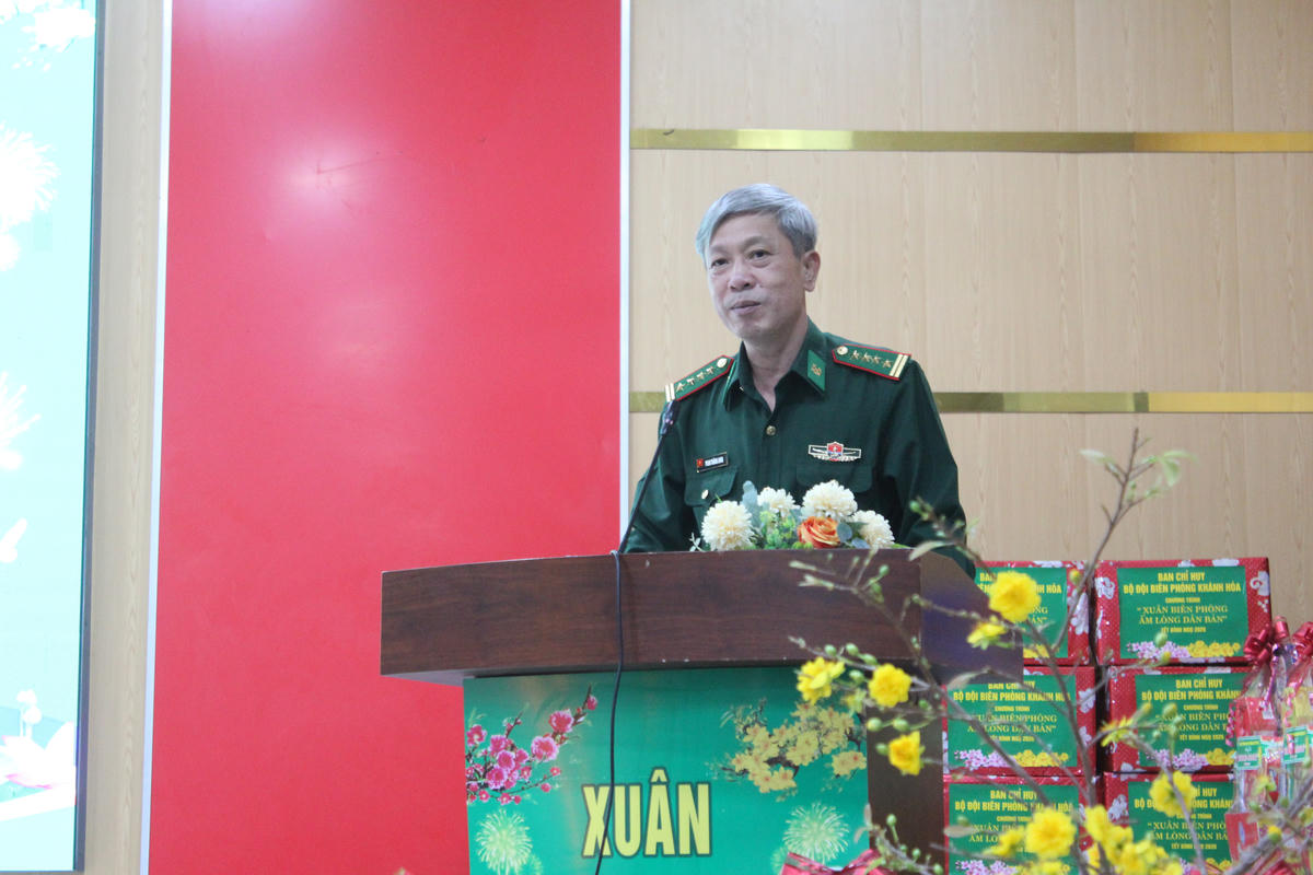 Đại tá Phan Thăng Long, Phó Bí thư Đảng uỷ, Chỉ huy trưởng Bộ đội Biên Phòng tỉnh Khánh Hòa phát biểu tại chương trình “Xuân biên phòng ấm lòng dân bản”. (ảnh X.H)