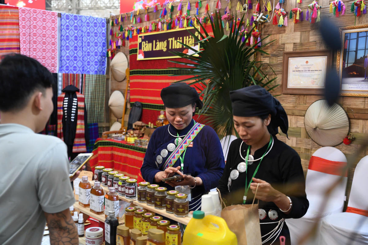 Những gian hàng ẩm thực, nơi du khách thưởng thức hương vị truyền thống trong không khí giao lưu, kết nối. Ảnh: Phạm Sỹ.