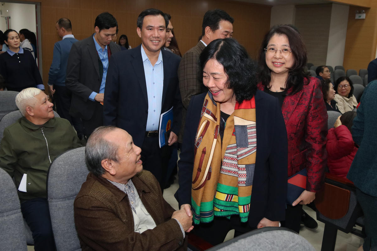 Ủy viên Bộ Chính trị, Bí thư Trung ương Đảng, Chủ tịch UBTƯ MTTQ Việt Nam&nbsp;Bùi Thị Minh Hoài gặp gỡ cử tri tham dự Hội nghị.