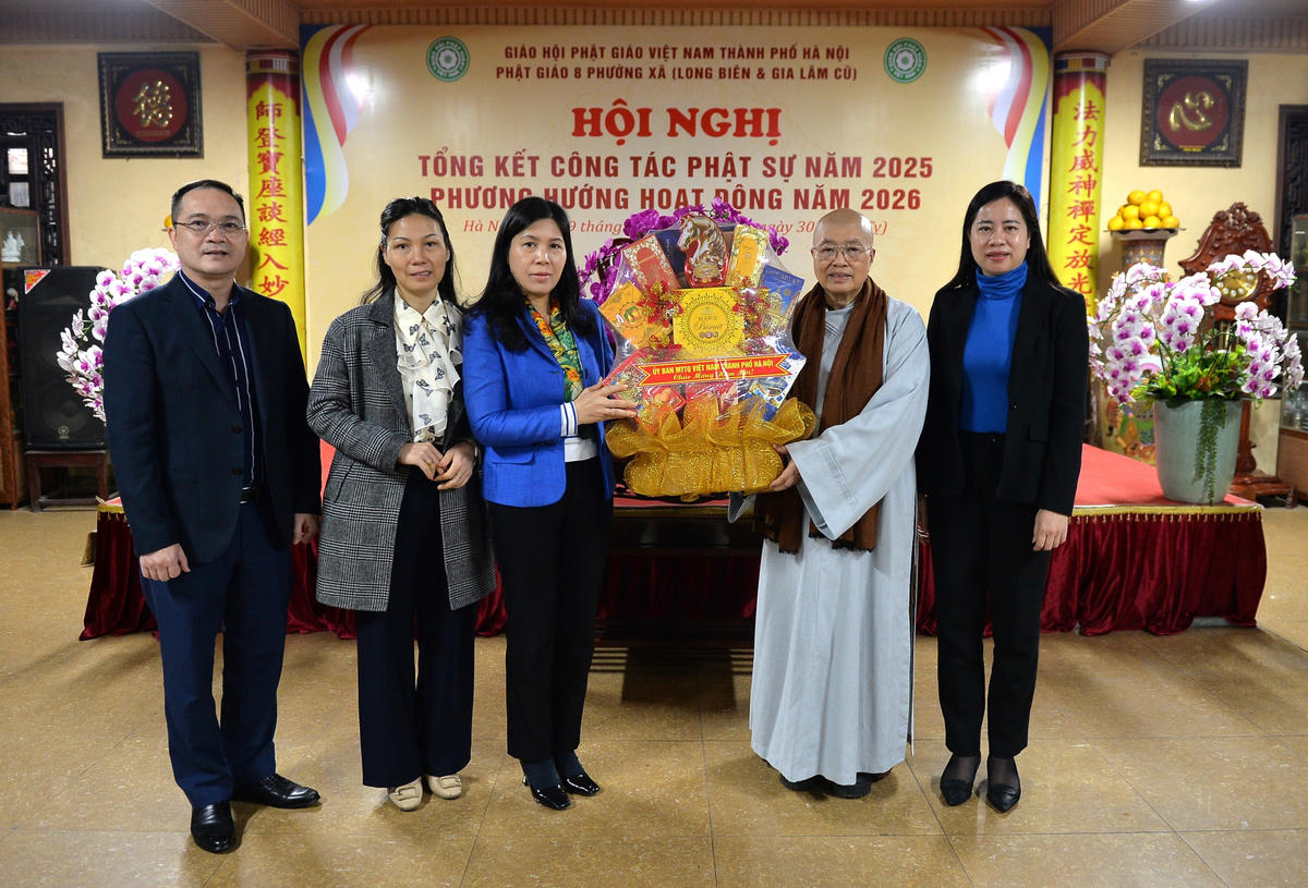 Bà Trần Thị Phương Hoa - Phó Chủ tịch Thường trực Ủy ban MTTQ Việt Nam TP Hà Nội thăm, chúc Tết Ni trưởng Thích Đàm Lan - Phó ban Ni giới Trung ương Giáo hội Phật giáo Việt Nam, trụ trì chùa Bồ Đề. Ảnh: Mạnh Cường