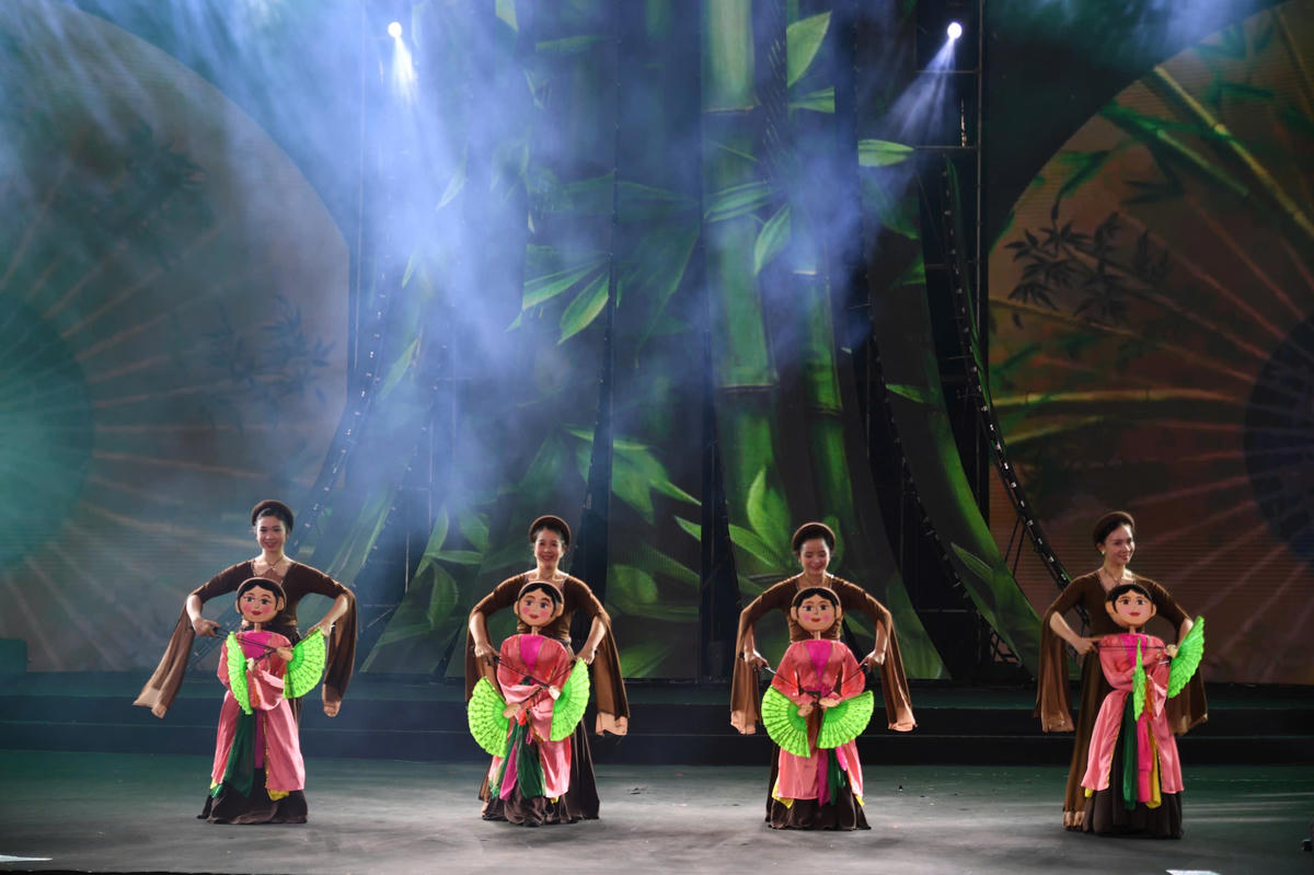 Những tiết mục nghệ thuật truyền thống được dàn dựng công phu, tái hiện không khí lễ hội làng quê, góp phần lan tỏa giá trị văn hóa đến công chúng trẻ. Ảnh: Phạm Sỹ.