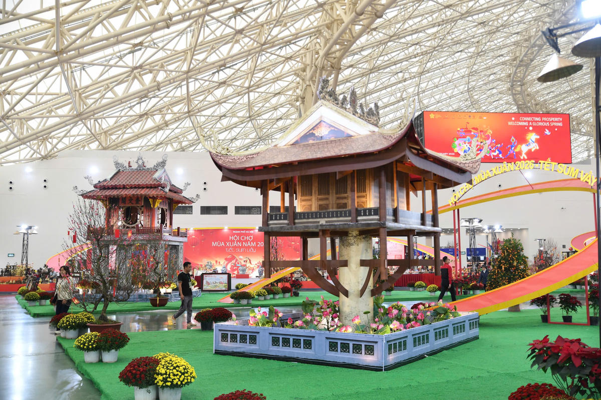 Các tiểu cảnh xuân và mô hình trang trí mang đậm bản sắc Việt trở thành điểm chụp ảnh yêu thích, lan tỏa hình ảnh hội chợ trên mạng xã hội. Ảnh: Phạm Sỹ.