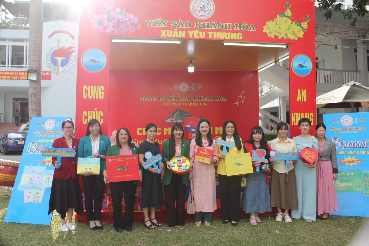 Bà Nguyễn Quỳnh Nga, Phó Chủ tịch Uỷ ban MTTQ Việt Nam tỉnh, Chủ tịch Hội Liên hiệp Phụ nữ tỉnh Khánh Hòa tham quan gian hàng Công ty Yến Sào Khánh Hòa. (ảnh X.H)