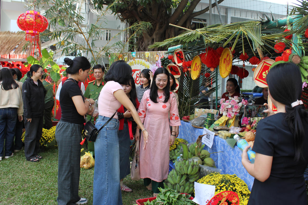 Bà Nguyễn Quỳnh Nga, Phó Chủ tịch Uỷ ban MTTQ Việt Nam tỉnh, Chủ tịch Hội Liên hiệp Phụ nữ tỉnh Khánh Hòa tham quan các gian hàng tại Hội chợ Xuân “Tết Yêu Thương”.  (ảnh X.H)