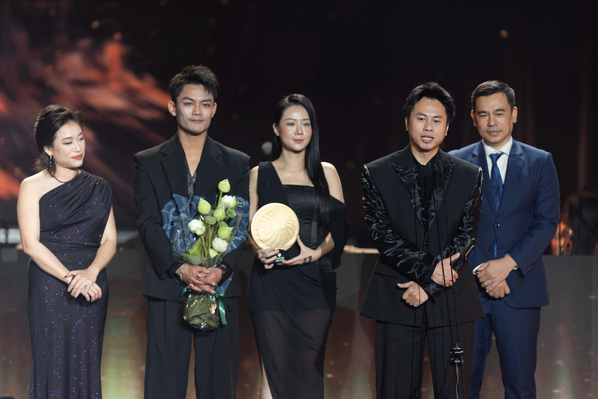 Nhạc sĩ Dương Cầm, nhà sản xuất Quỳnh Nguyễn, diễn viên/ca sĩ Đông Hùng đóng vai Chí Phèo, nhận giải thưởng Tinh Hoa Sân Khấu cho vở nhạc kịch "Giấc mơ Chí Phèo" từ NSND Trần Ly Ly và ông Phạm Quý Trọng, Phó Vụ trưởng Vụ Địa phương 3, Ban Tuyên giáo và Dân vận Trung ương.&nbsp;