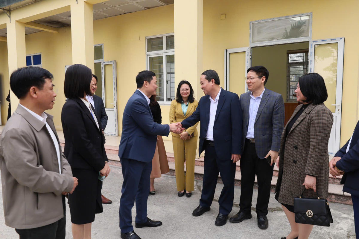 Ông Mai Văn Tuất động viên, chúc Tết cán bộ, nhân viên Trung tâm bảo trợ xã hội Hà Nam. Ảnh: Lê Dũng