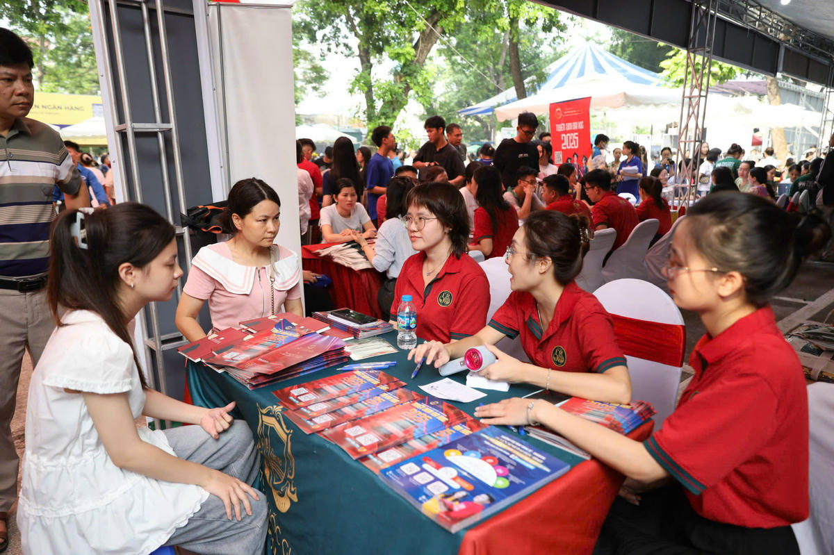 Trường đại học tư vấn tuyển sinh cho thí sinh.