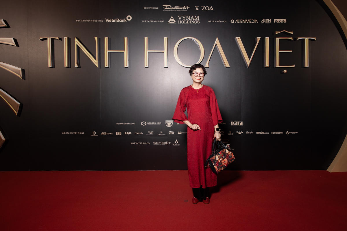 Nhà báo Phạm Hồng Tuyến, con gái nhạc sĩ Phạm Tuyên trên thảm đỏ Giải thưởng Tinh Hoa Việt 2025. Ảnh: BTC