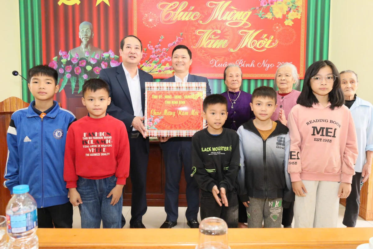 Chủ tịch Ủy ban MTTQ tỉnh Mai Văn Tuất tặng quà Tết tại Trung tâm bảo trợ xã hội Hà Nam. Ảnh: Lê Dũng