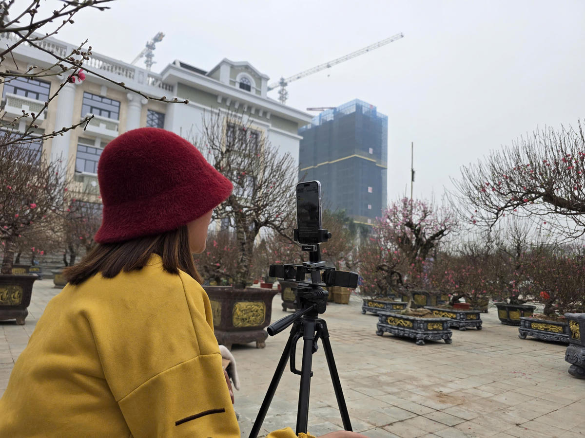 Một nữ tiểu thương đang livestream bán đào. Ảnh: Tuấn Trung.