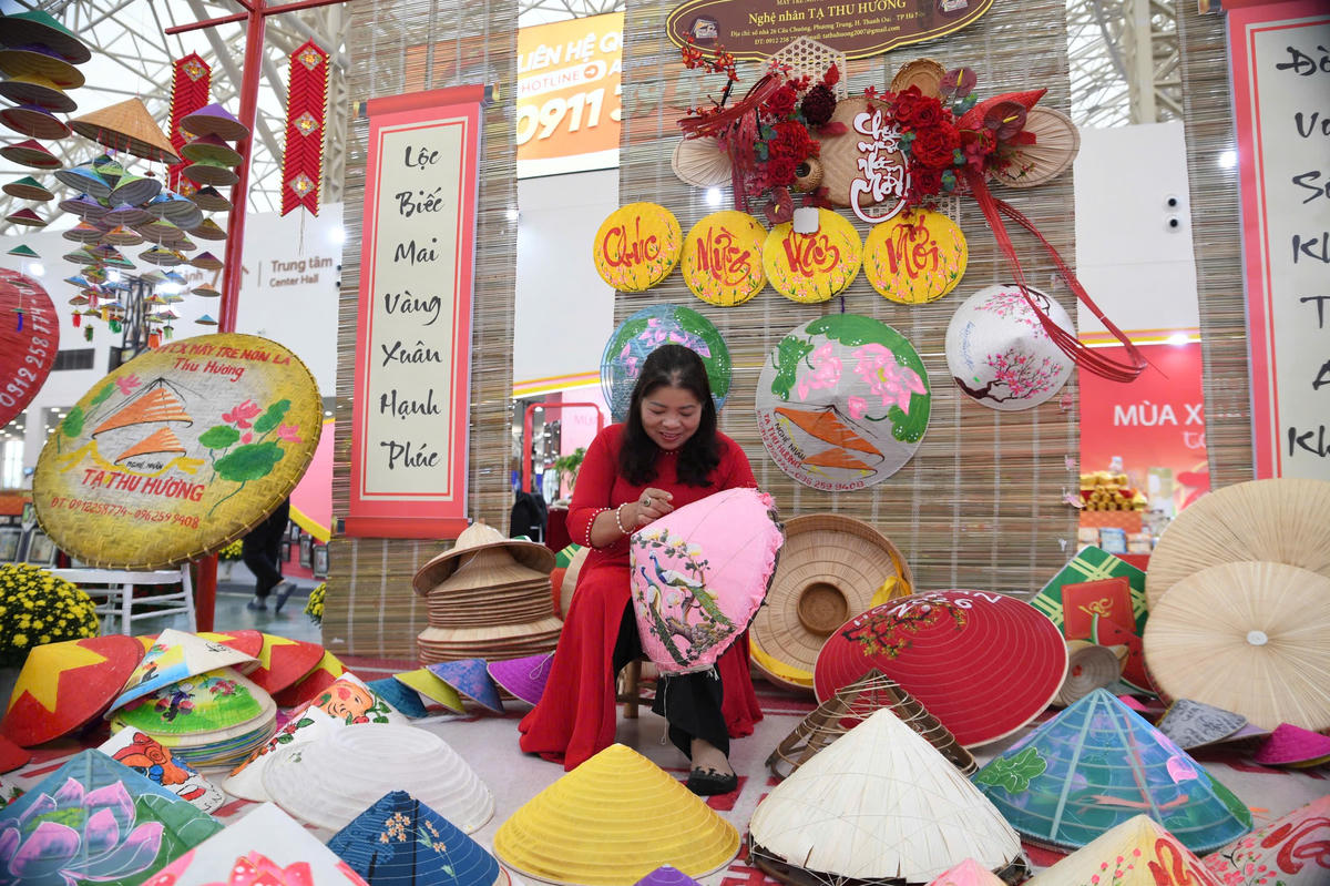 Nghệ nhân tái hiện các khâu làm nón ngay tại hội chợ. Ảnh: Phạm Sỹ.