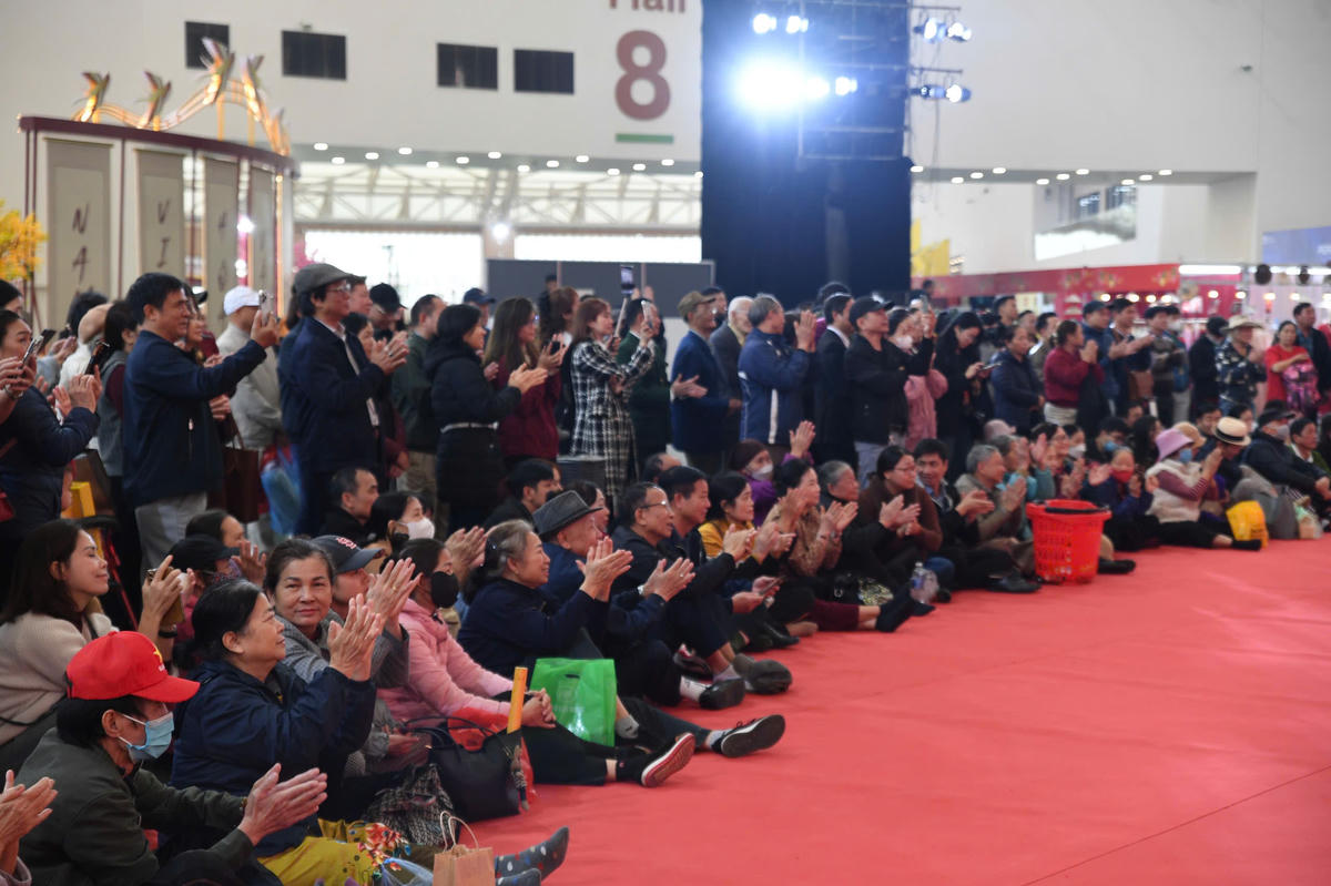 Khán giả  chú theo dõi các tích trò dân gian được tái hiện sinh động trên sân khấu. Ảnh: Phạm Sỹ.