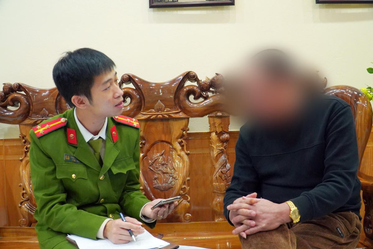 Cán bộ Công an phường Phan Đình Phùng làm việc với ông T.H.S. Ảnh: Công an Thái Nguyên.&nbsp;