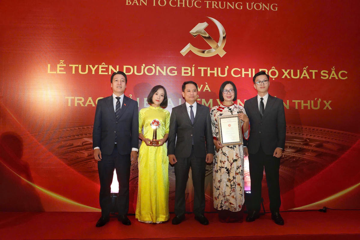 Nhà báo Trương Thành Trung, Uỷ viên Uỷ ban Trung ương MTTQ Việt Nam, Tổng Biên tập Báo Đại đoàn kết chúc mừng&nbsp;Nhóm tác giả của Báo Đại đoàn kết vinh dự đoạt Giải Búa liềm vàng lần thứ X. Ảnh: Đình Quyết.