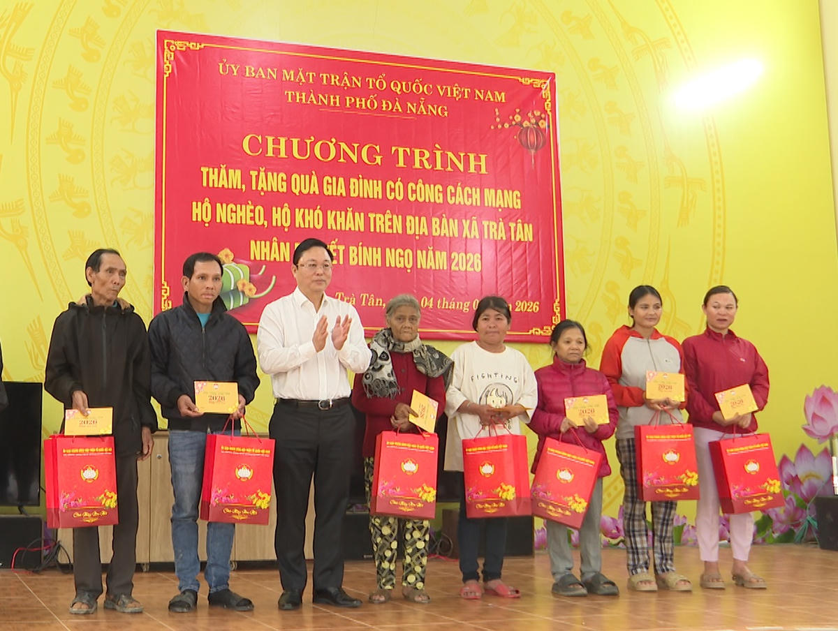 Chủ tịch Ủy ban MTTQ Việt Nam TP Đà Nẵng Lê Trí Thanh tặng quà hộ khó khăn xã Trà Tân. Ảnh: CV.