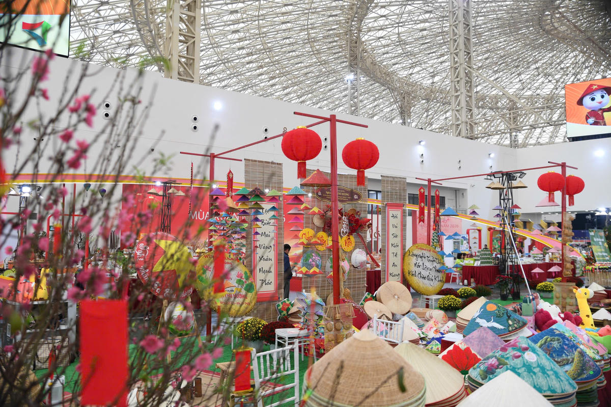 Sắc xuân bên làng nghề truyền thống lá Làng Chuông. Ảnh: Phạm Sỹ.