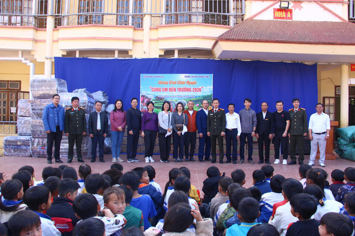 Đoàn bàn giao công trình nhà bán trú cho Ban Giám hiệu Trường Tiểu học Phiềng Cằm 2.