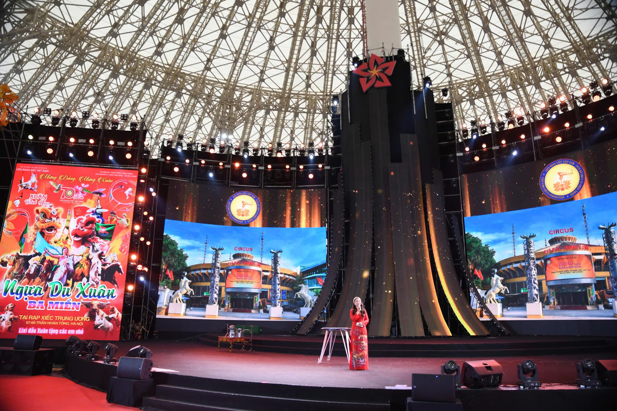 Mở màn chương trình, các nghệ sĩ Liên đoàn Xiếc Việt Nam xuất hiện trong trang phục rực rỡ sắc xuân, tạo nên không khí lễ hội sôi động, thu hút đông đảo người dân và du khách dừng chân theo dõi. Ảnh: Phạm Sỹ.
