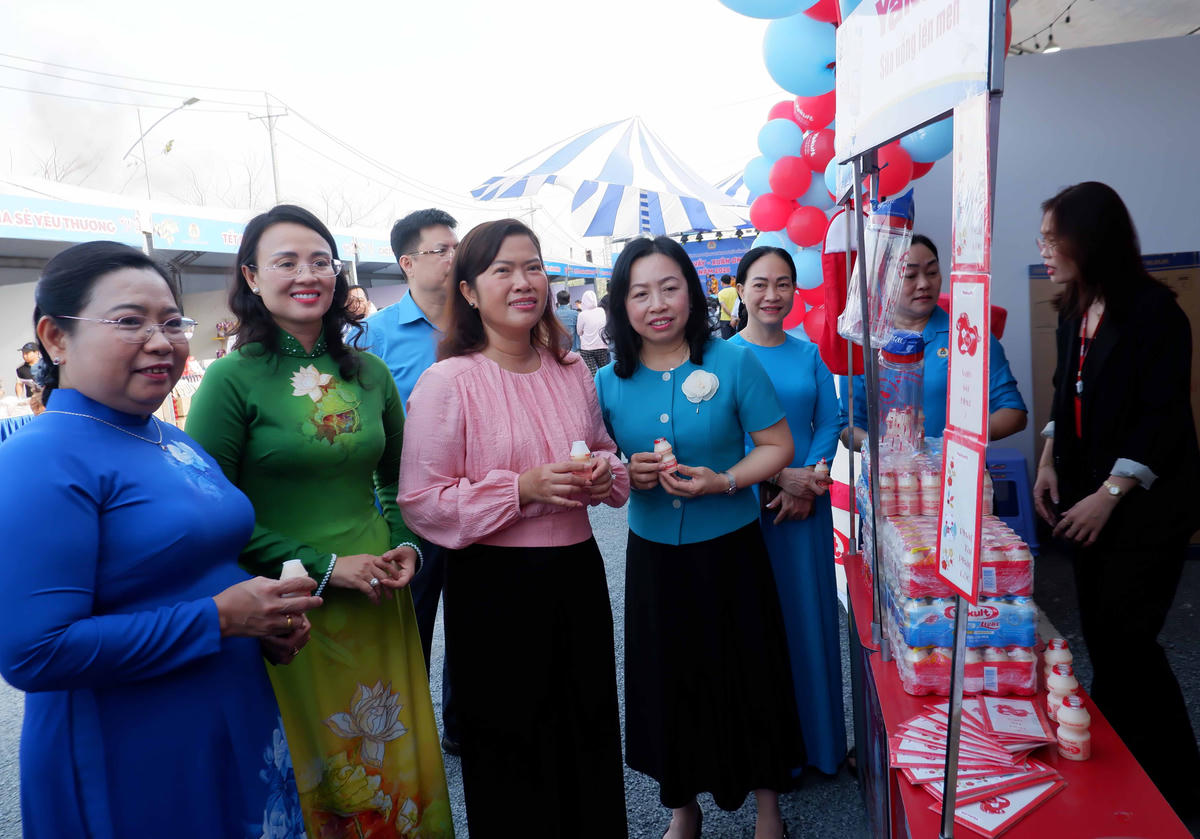 Đại biểu tham quan các gian hàng tại khu vực mua sắm. (Ảnh: Tuệ Yên).