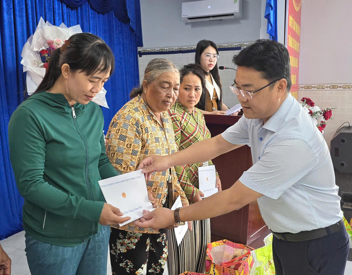 Lãnh đạo UBND phường Vĩnh Trạch tặng quà tết cho hộ nghèo, hộ cận nghèo và hộ có hoàn cảnh khó khăn. Ảnh: Nguyên Du