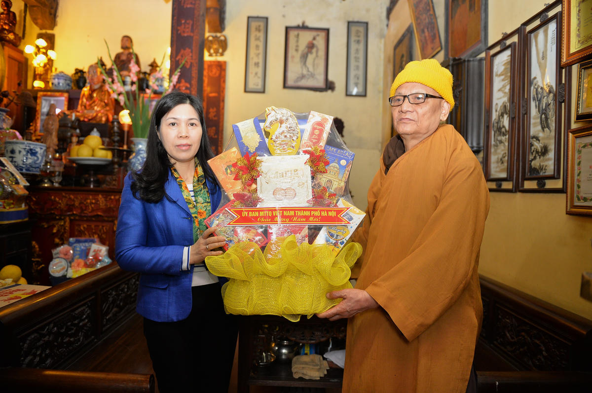 Lãnh đạo Ủy ban MTTQ Việt Nam TP Hà Nội thăm, chúc Tết Hòa Thượng Thích Thanh Hưng, Phó Trưởng Ban Trị sự Giáo hội Phật giáo TP Hà Nội - trụ trì chùa Thiên Phúc. Ảnh: Mạnh Cường