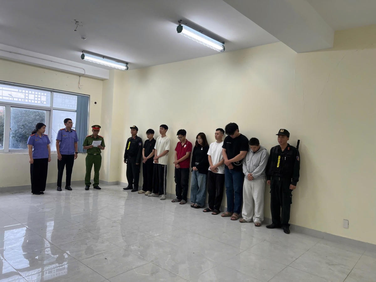 Các đối tượng nghe đọc lệnh khởi tố, bắt tạm giam. Ảnh: CA.