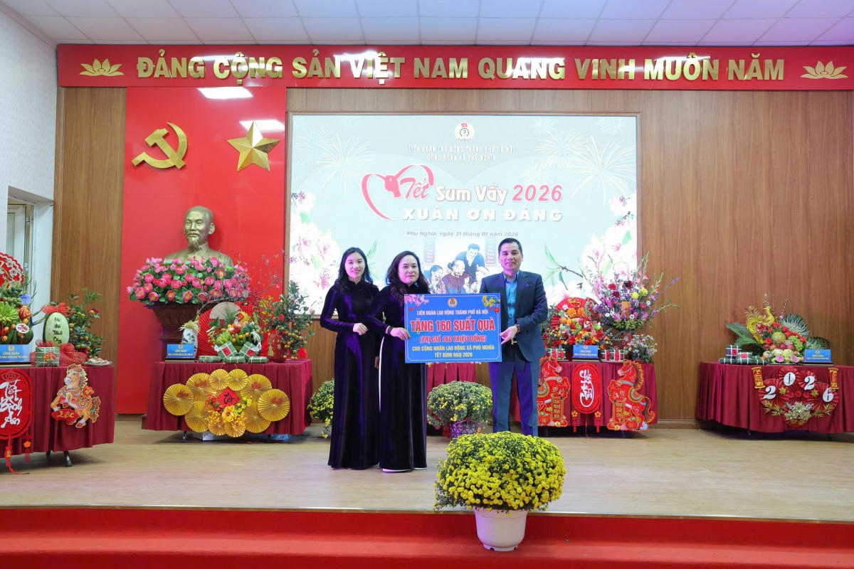 Phó Chủ tịch Thường trực Liên đoàn Lao động Thành phố Lê Đình Hùng trao hỗ trợ Công đoàn xã Phú Nghĩa 160 suất quà.