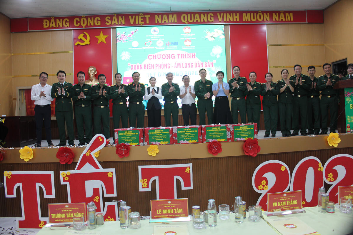 Bộ đội Biên phòng tỉnh Khánh Hòa cùng các đơn vị chụp hình lưu niệm tại chương trình “Xuân Biên phòng ấm lòng dân bản”. (ảnh X.H)

