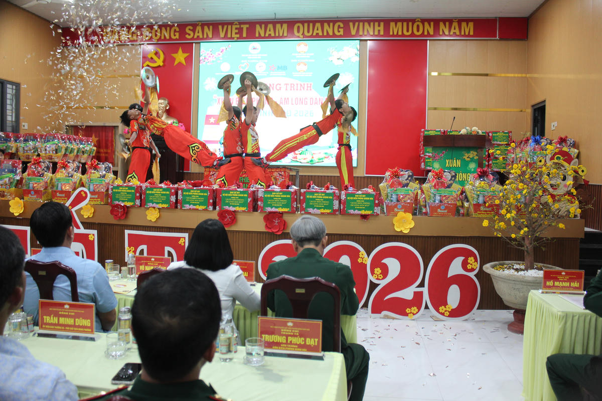 Tiết mục múa Lân tại chương trình “Xuân biên phòng ấm lòng dân bản”. (ảnh X.H)