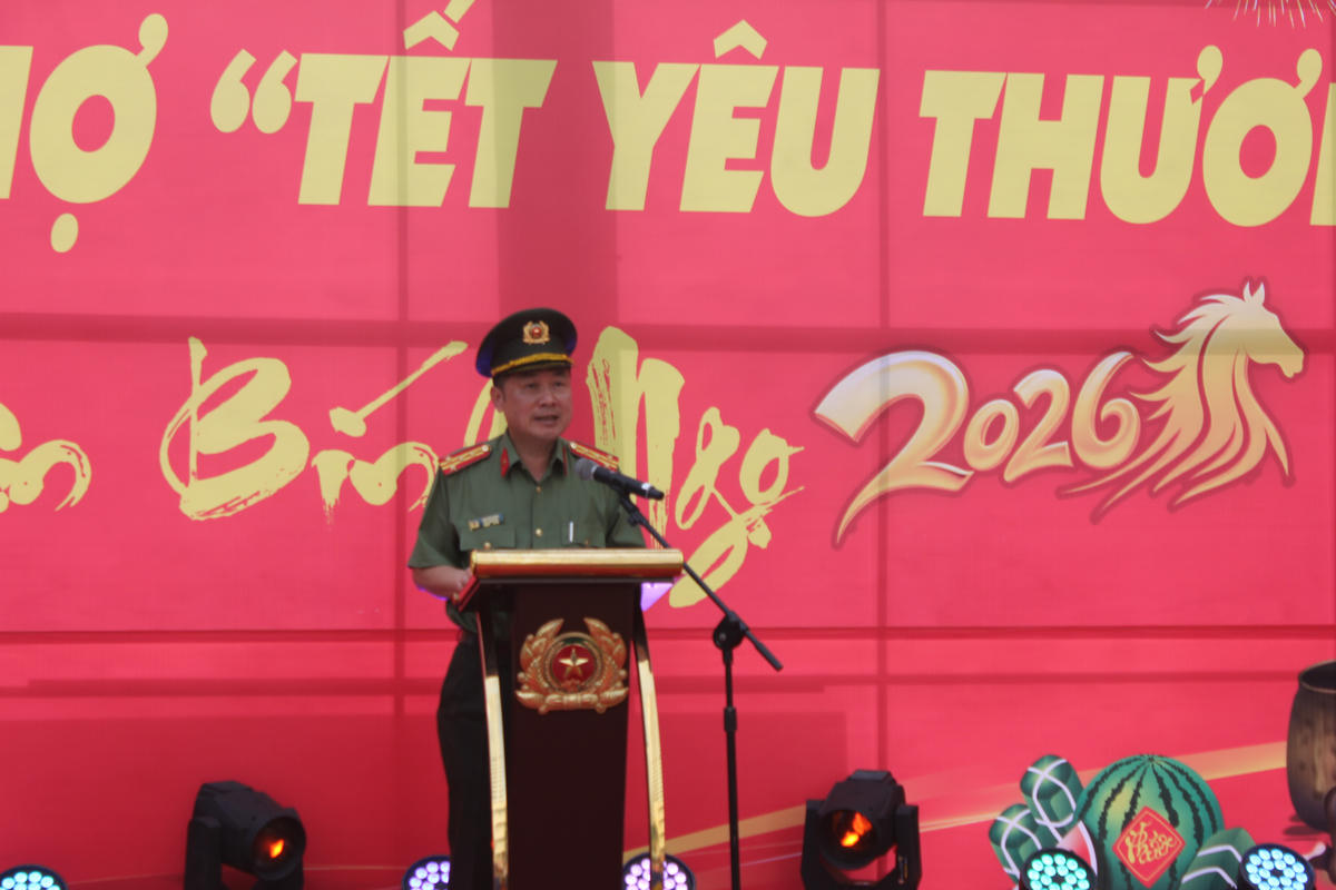 Đại tá Nguyễn Quân, Phó Bí thư Đảng ủy, Phó Giám đốc Công an tỉnh Khánh Hòa phát biểu khai mạc Hội chợ Xuân “Tết Yêu Thương”.  (ảnh X.H)