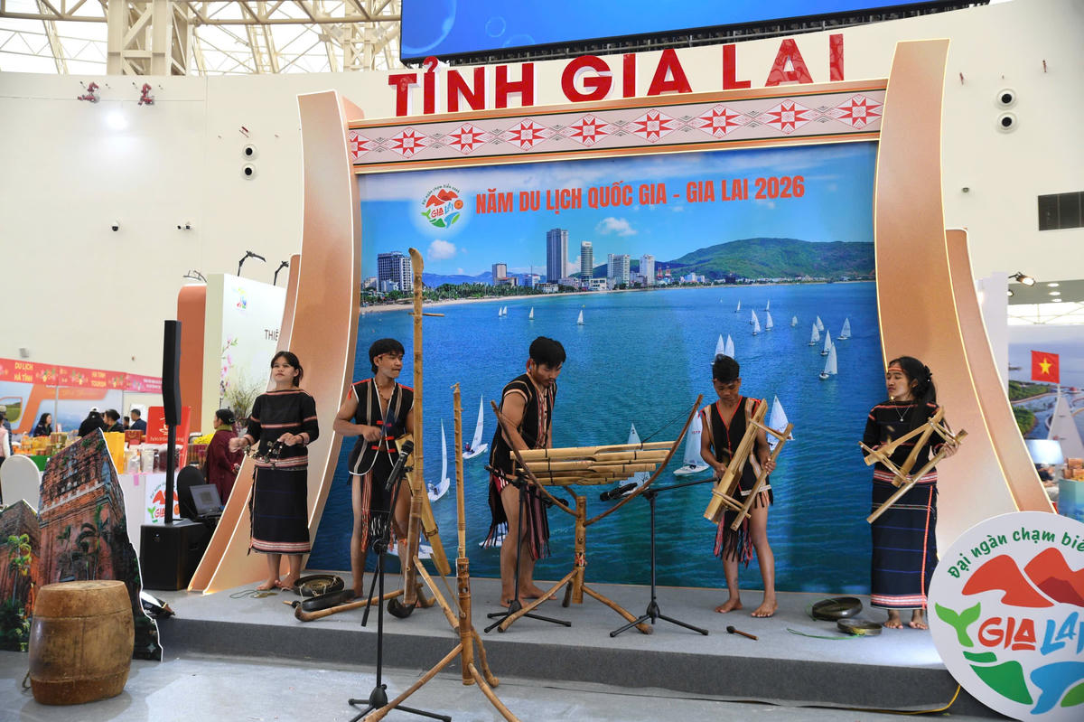 Những âm thanh Gia Lai rộn vang hội chợ. Ảnh: Phạm Sỹ.