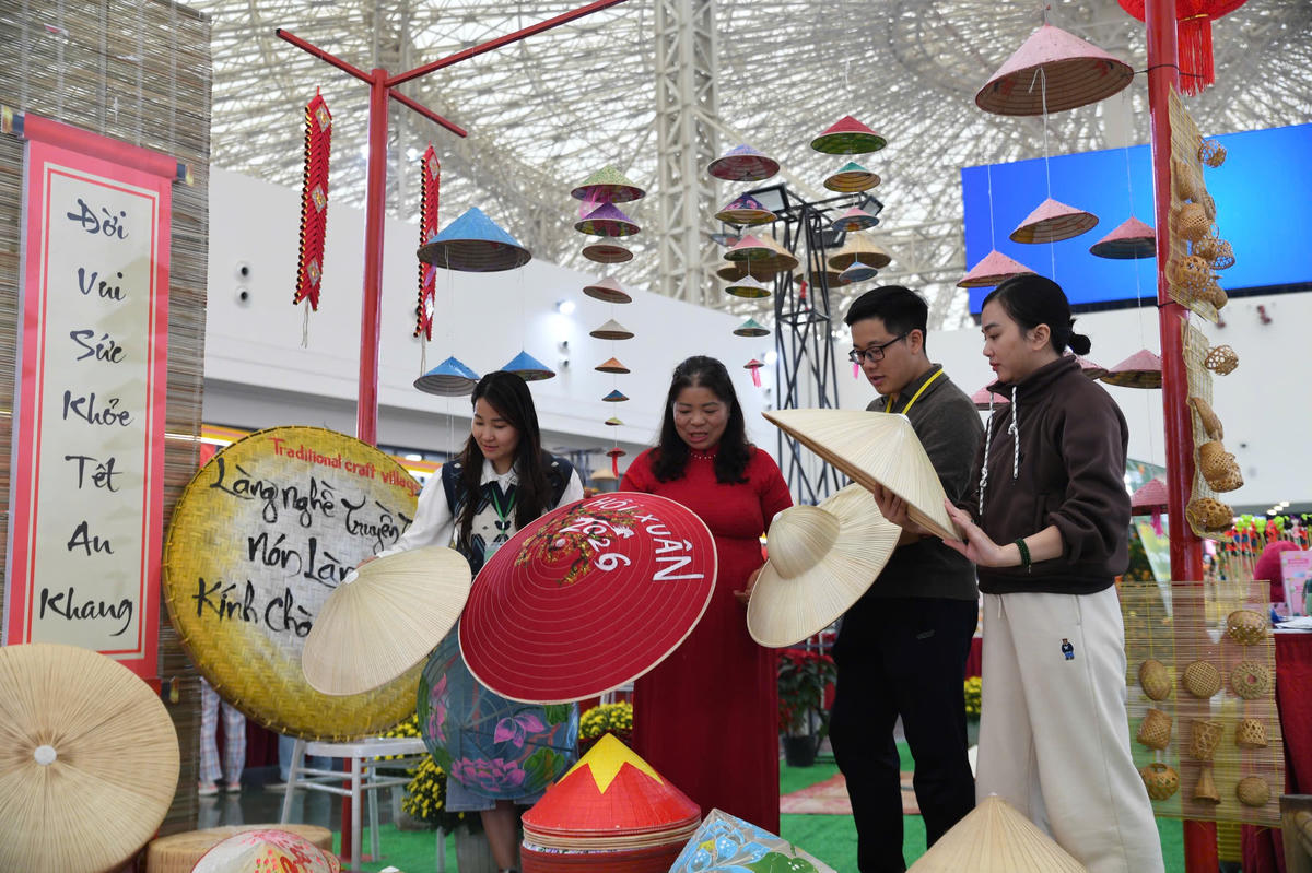 Du khách tham quan không gian nón làng Chuông. Ảnh: Phạm Sỹ.