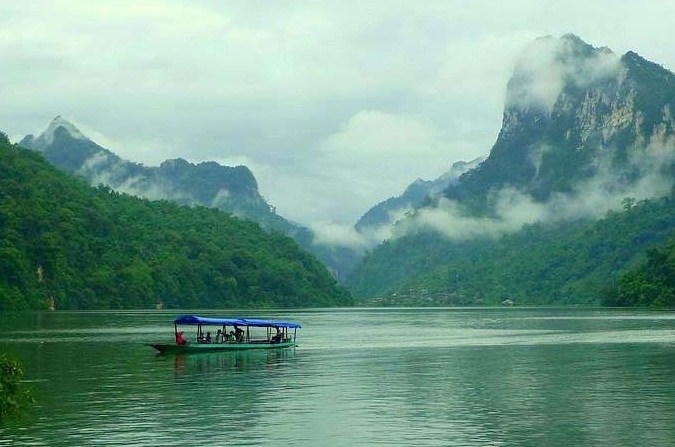Cảnh đẹp Hồ Ba Bể hấp dẫn du khách trong và ngoài nước (ảnh M.Q)
