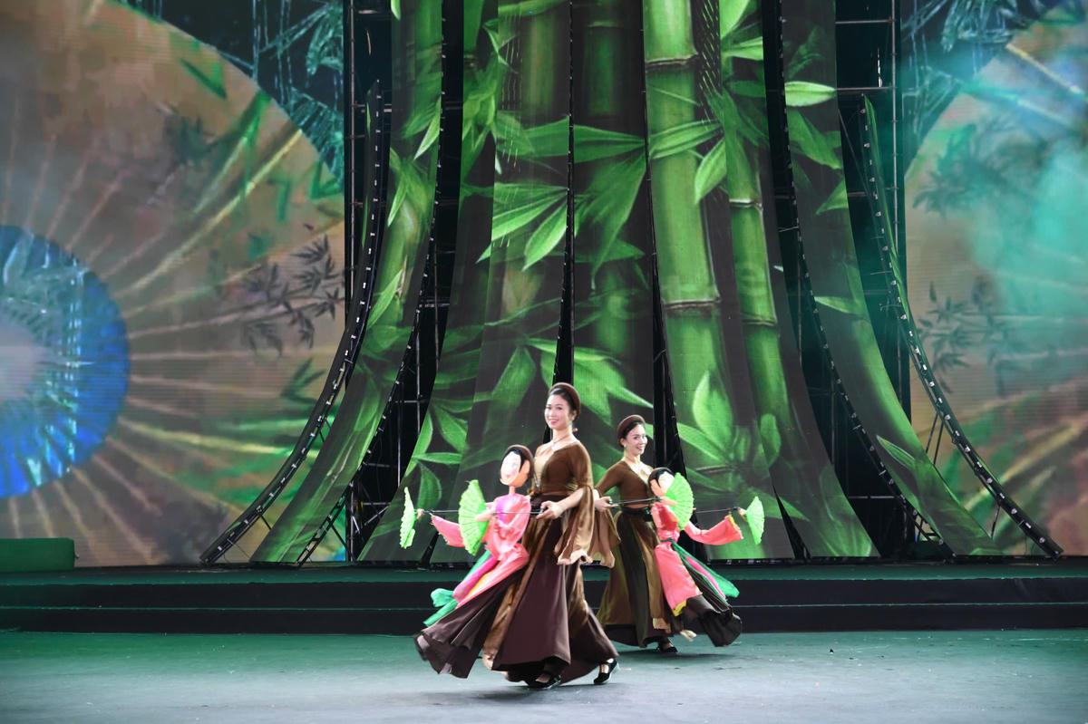 Tiết mục “Ngày mùa” tái hiện sinh động khung cảnh làng quê Việt Nam qua những động tác múa mộc mạc, nhịp nhàng, kết hợp âm nhạc dân gian và hiệu ứng ánh sáng ấm áp. Hình ảnh người nông dân trên sân khấu hiện lên gần gũi, chân thực, gợi nên không khí lao động rộn ràng và vẻ đẹp bình dị của đời sống thôn quê. Ảnh: Phạm Sỹ.