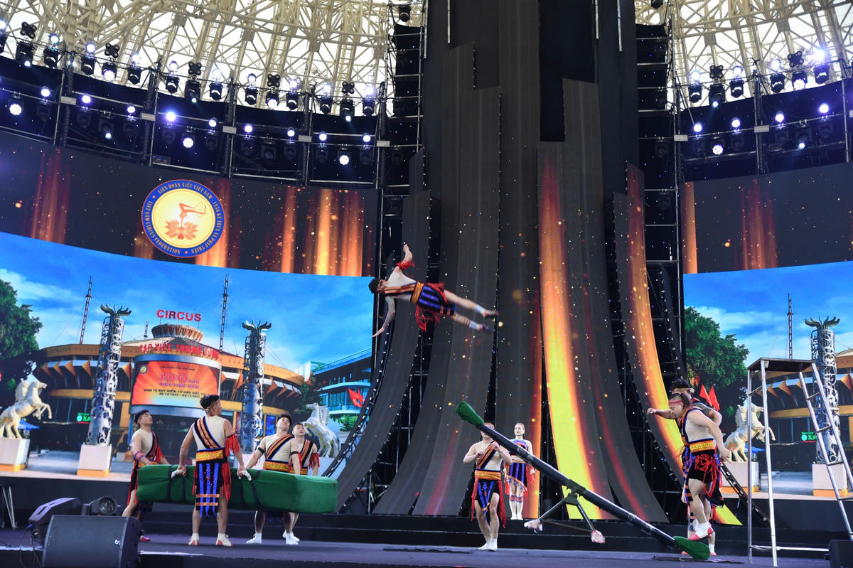 Tiết mục mang đến không gian thiên nhiên hoang dã với những chuyển động mạnh mẽ, khoáng đạt và giàu nhịp điệu, tái hiện hơi thở của núi rừng qua sự kết hợp giữa hình thể nghệ sĩ, âm nhạc và ánh sáng sân khấu, tạo điểm nhấn sinh động cho bức tranh văn hóa ngày xuân. Ảnh: Phạm Sỹ.