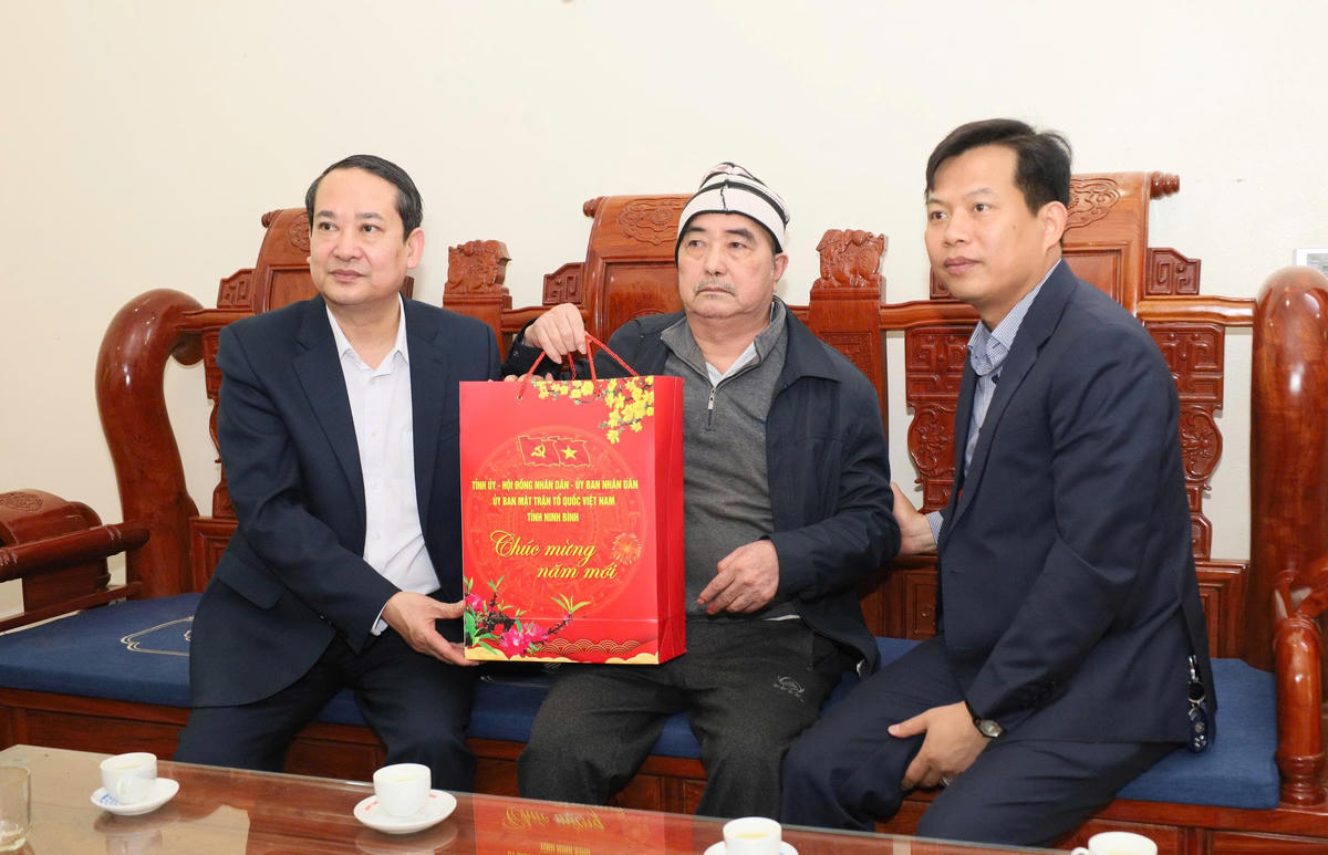 Chủ tịch Ủy ban MTTQ tỉnh Mai Văn Tuất tặng quà thương binh Phạm Văn Thanh ở TDP số 5. Ảnh: Lê Dũng