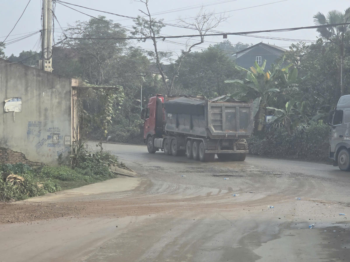 Xe chở đất rơi vãi ra đường ảnh hưởng đến môi trường tại xã Phù Ninh, tỉnh Phú Thọ. Ảnh: Đ.S
